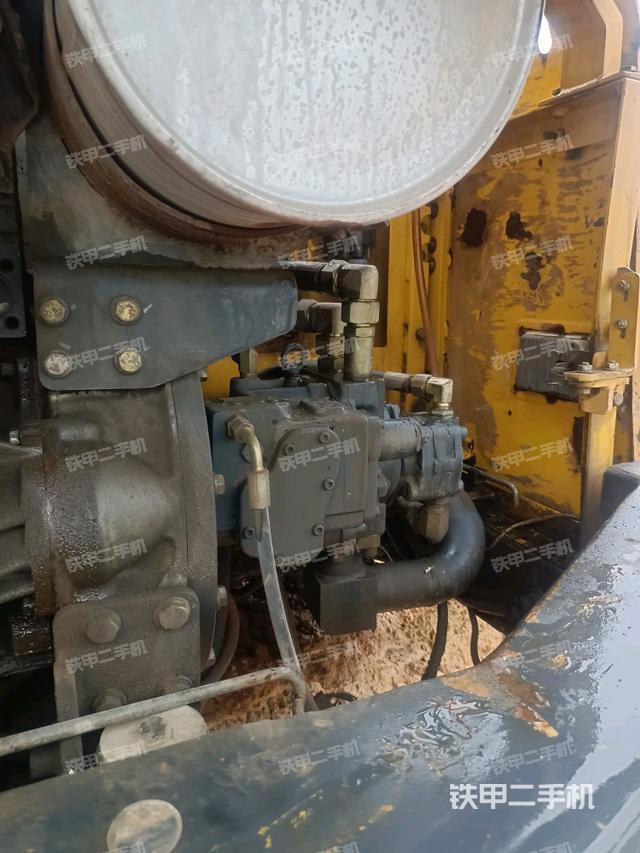 液压泵舱室正面整体（整机外观）