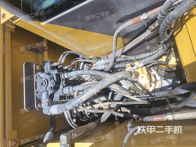 回转马达和主控阀（整机外观）