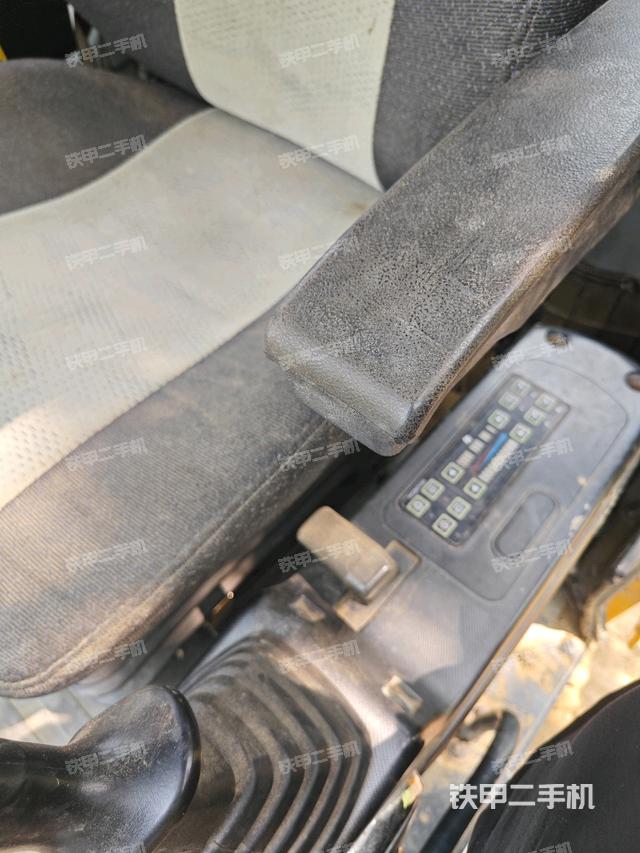 座椅右側(cè)控制臺/鑰匙門/油門/含右手柄（駕駛室部分）