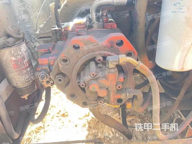 液压泵舱室正面整体（整机外观）