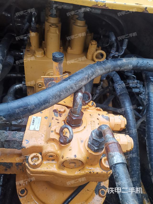 回转马达和主控阀（整机外观）