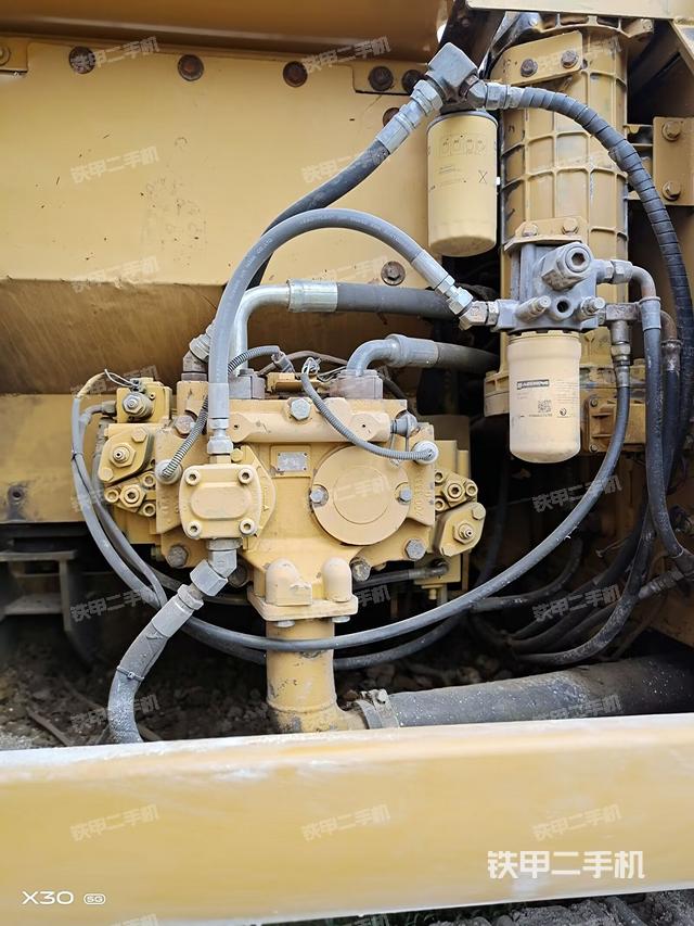 液压泵舱室正面整体（整机外观）