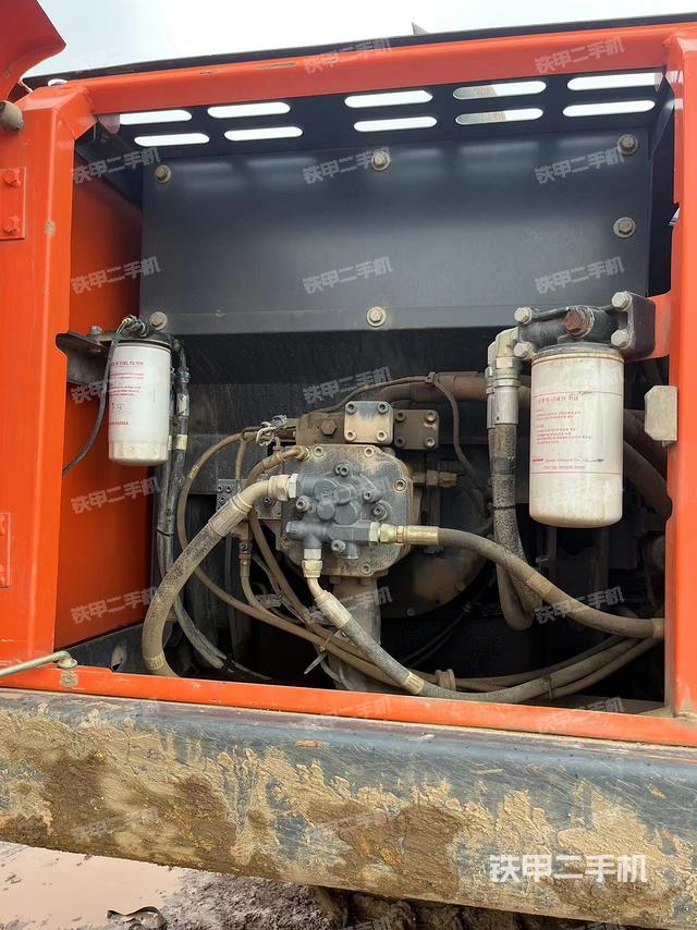 液压泵舱室正面整体（整机外观）