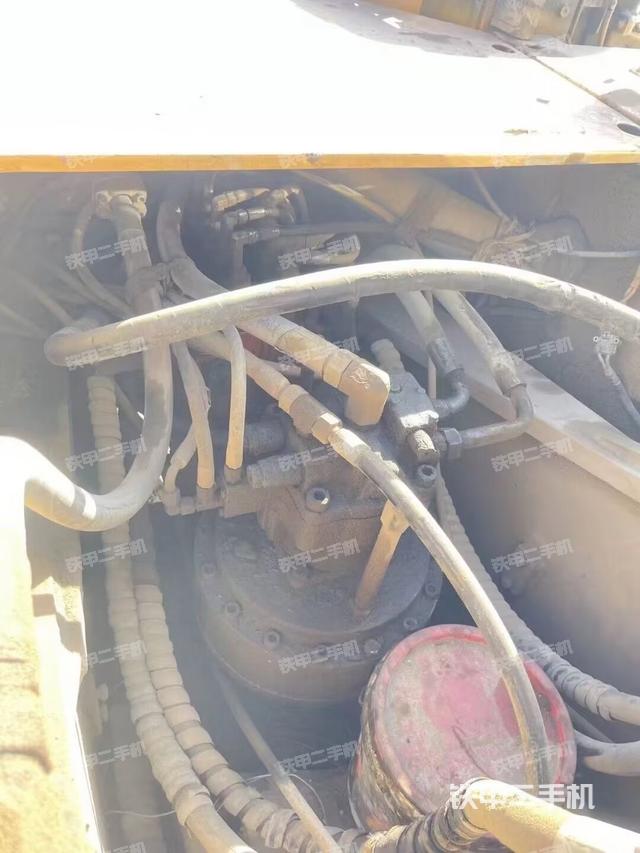 回转马达和主控阀（整机外观）