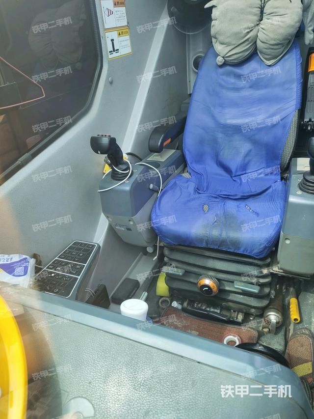 操作室內(nèi)部（起重機(jī)駕駛室正側(cè)及內(nèi)部，操作室及內(nèi)部）