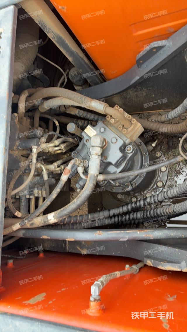 回转马达和主控阀（整机外观）