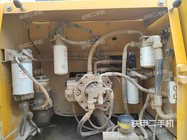 液压泵舱室正面整体（整机外观）