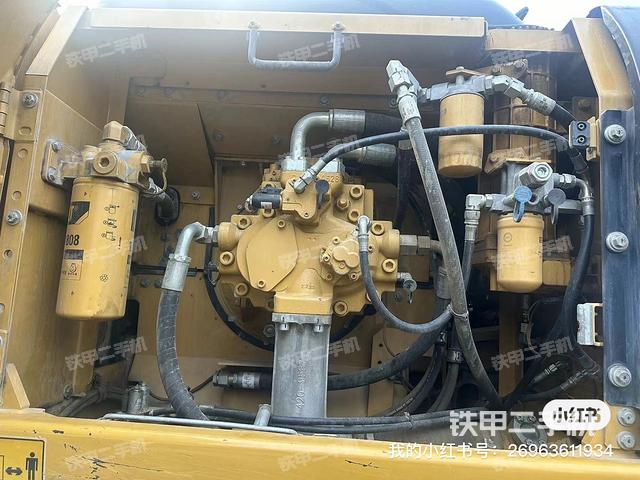 液压泵舱室正面整体（整机外观）