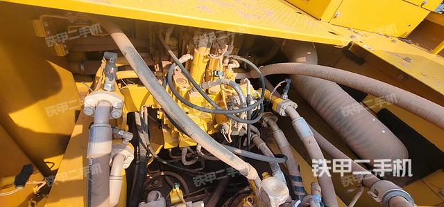 回转马达和主控阀（整机外观）