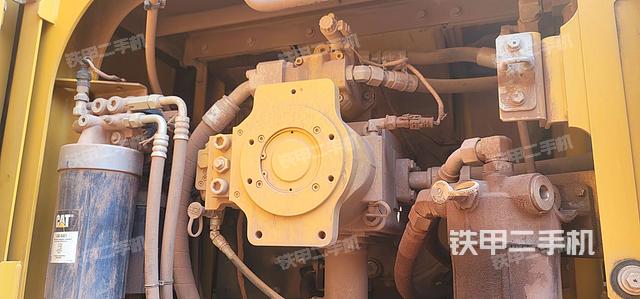 液压泵舱室正面整体（整机外观）