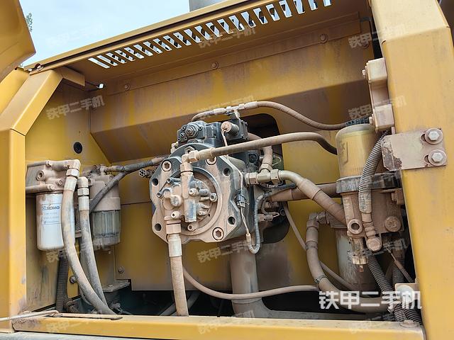 液压泵舱室正面整体（整机外观）