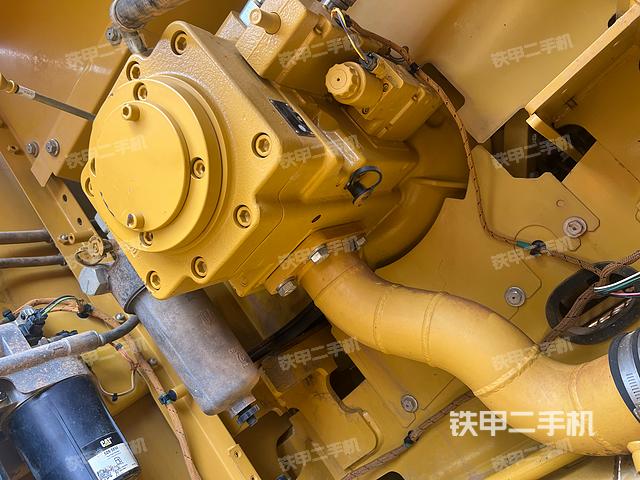 液压泵舱室正面整体（整机外观）