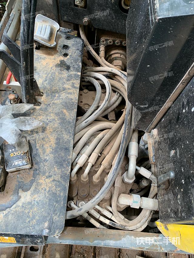 回转马达和主控阀（整机外观）