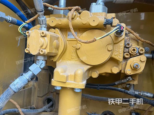 液压泵舱室正面整体（整机外观）