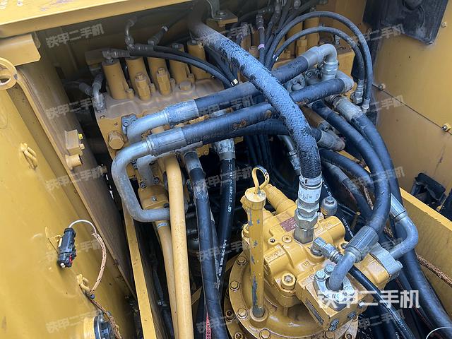 回转马达和主控阀（整机外观）