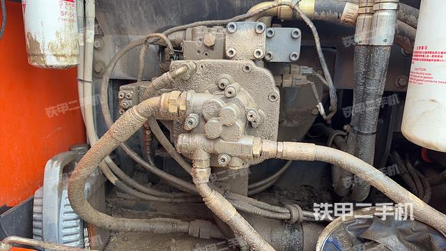 液压泵舱室正面整体（整机外观）