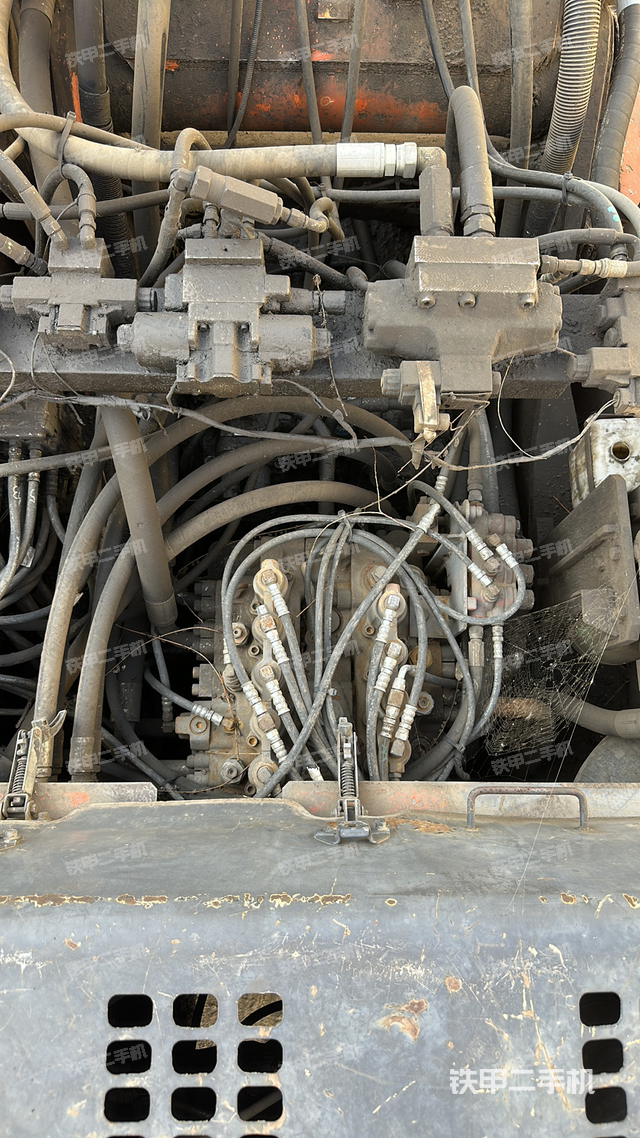 回转马达和主控阀（整机外观）