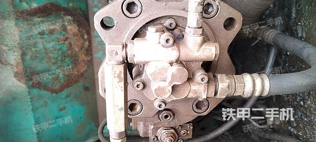 液压泵舱室正面整体（整机外观）