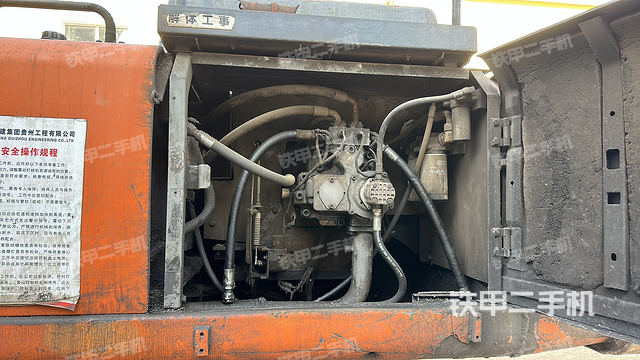 液压泵舱室正面整体（整机外观）