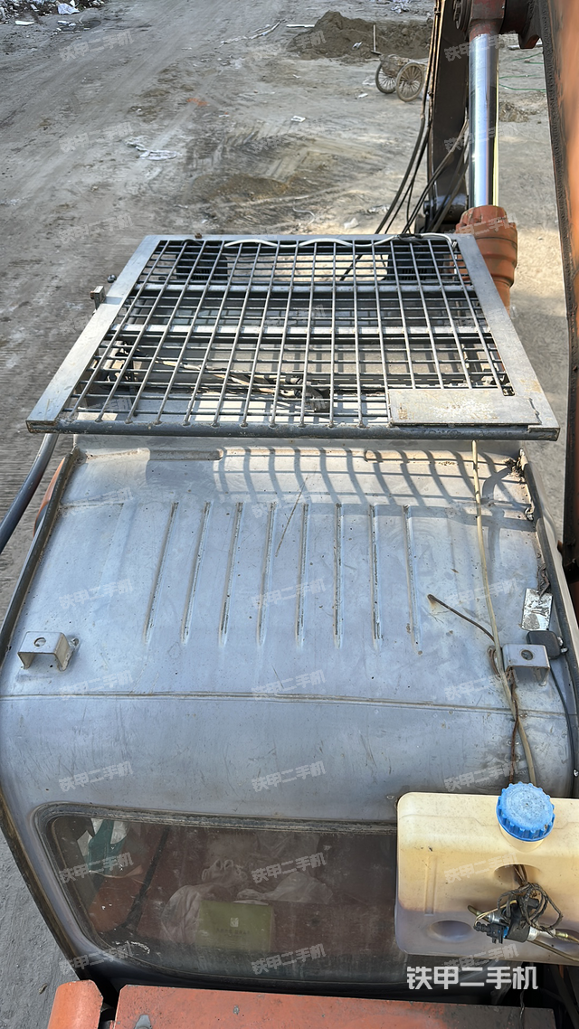 驾驶室顶部（整机外观）