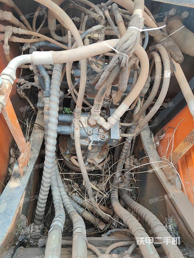 回转马达和主控阀（整机外观）