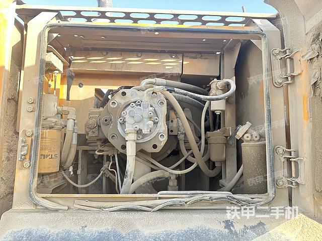 液压泵舱室正面整体（整机外观）