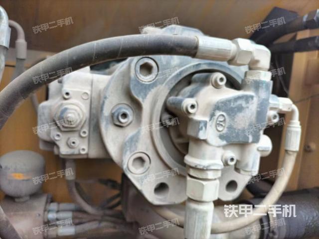 液压泵舱室正面整体（整机外观）