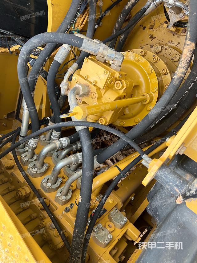 回转马达和主控阀（整机外观）