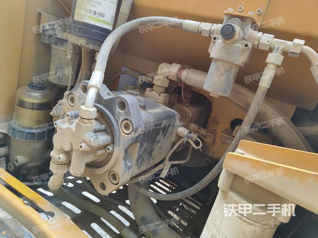 液压泵舱室正面整体（整机外观）