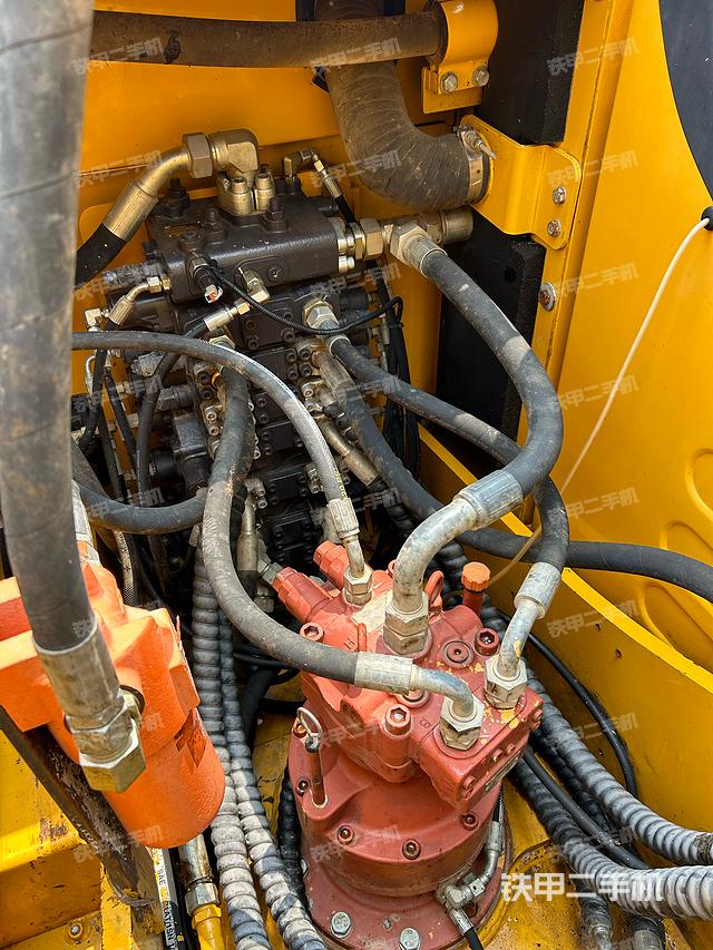 回转马达和主控阀（整机外观）