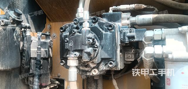 液压泵舱室正面整体（整机外观）