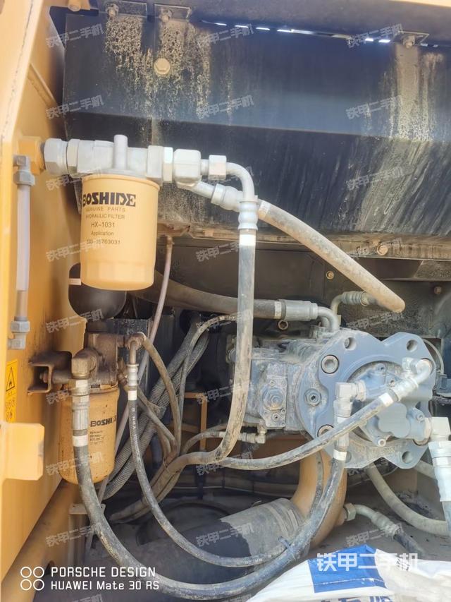 液压泵舱室正面整体（整机外观）