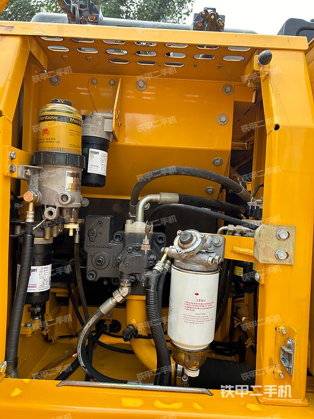 液压泵舱室正面整体（整机外观）