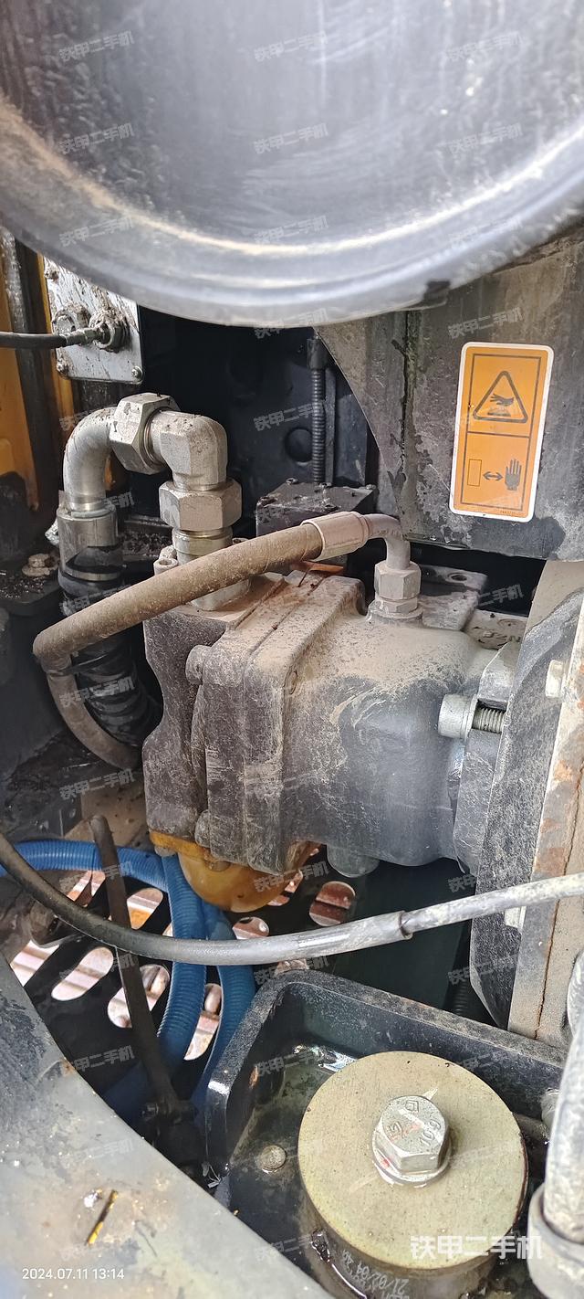 液压泵舱室正面整体（整机外观）