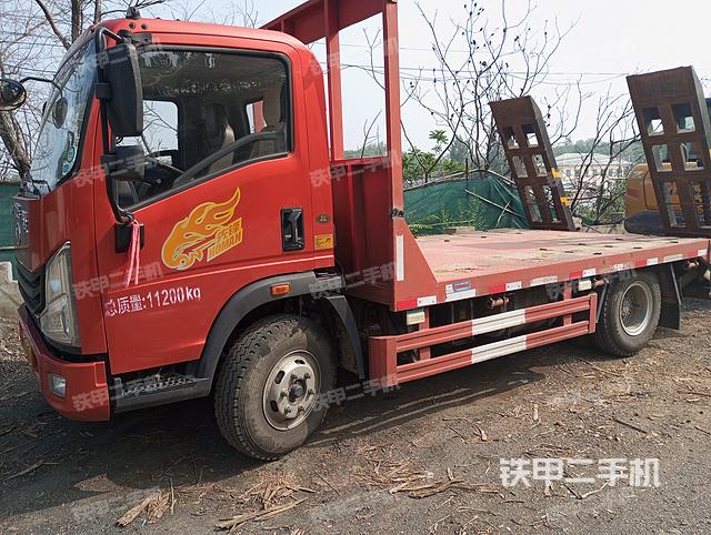 中国重汽4X2平板运输车