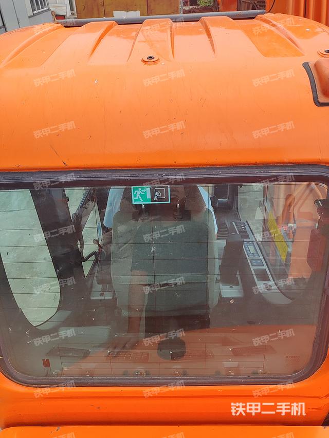 驾驶室顶部（整机外观）