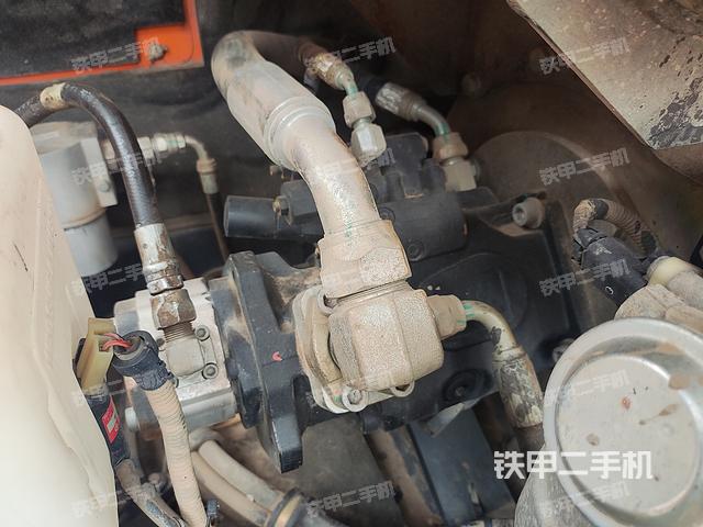 液压泵舱室正面整体（整机外观）