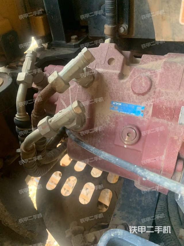 液压泵舱室正面整体（整机外观）