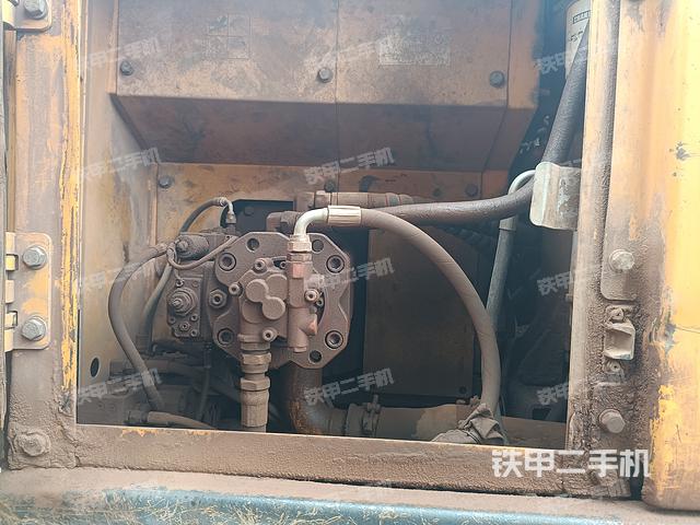 液压泵舱室正面整体（整机外观）