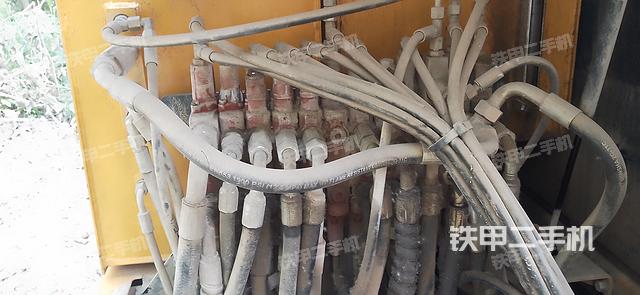 回转马达和主控阀（整机外观）