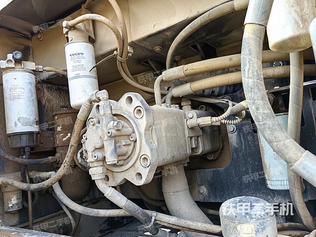 液压泵舱室正面整体（整机外观）