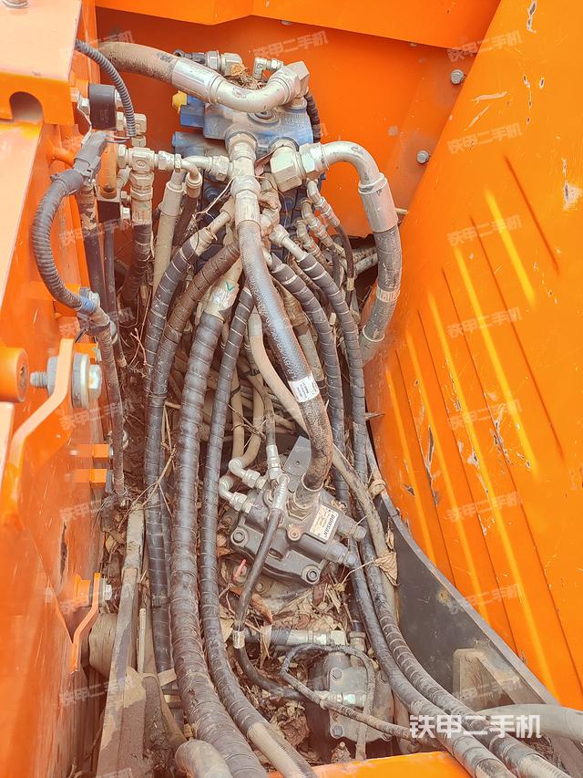 回转马达和主控阀（整机外观）