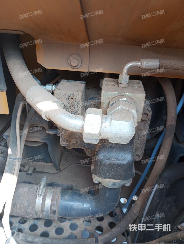 液压泵舱室正面整体（整机外观）