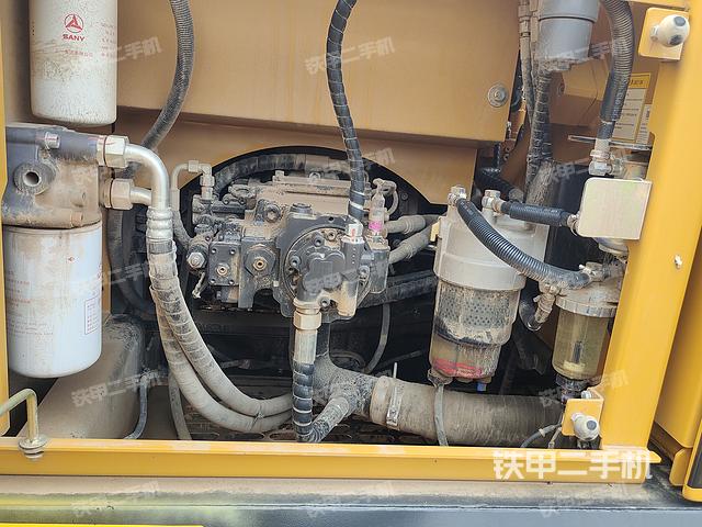 液压泵舱室正面整体（整机外观）