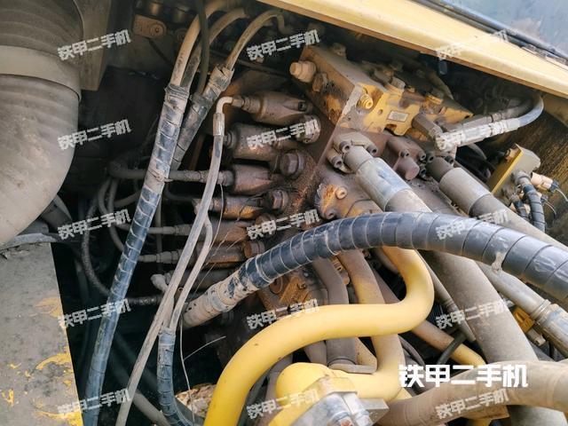 回转马达和主控阀（整机外观）