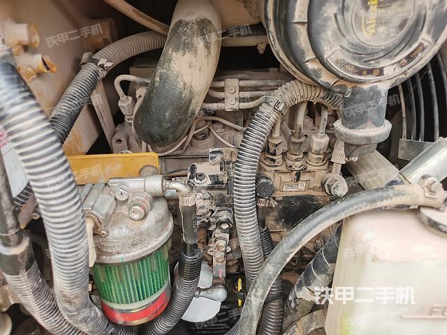 液压泵舱室正面整体（整机外观）