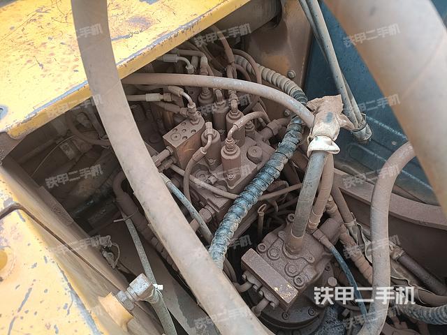 回转马达和主控阀（整机外观）