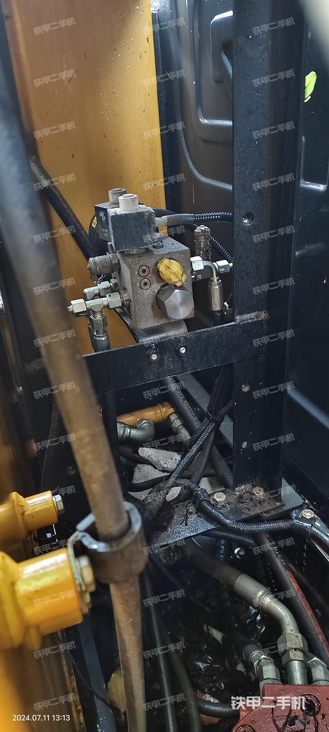 回转马达和主控阀（整机外观）