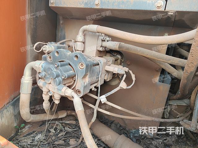 液压泵舱室正面整体（整机外观）