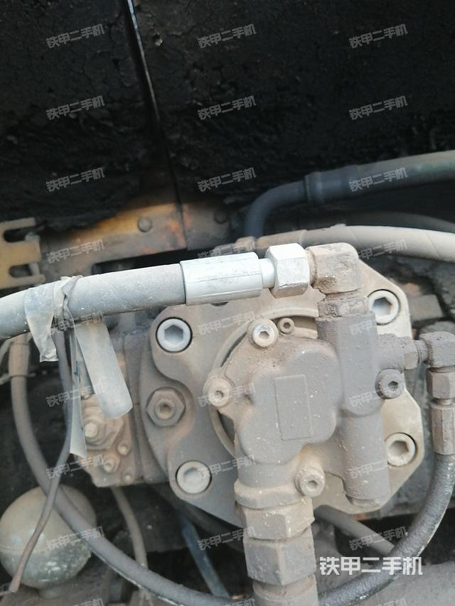 液压泵舱室正面整体（整机外观）